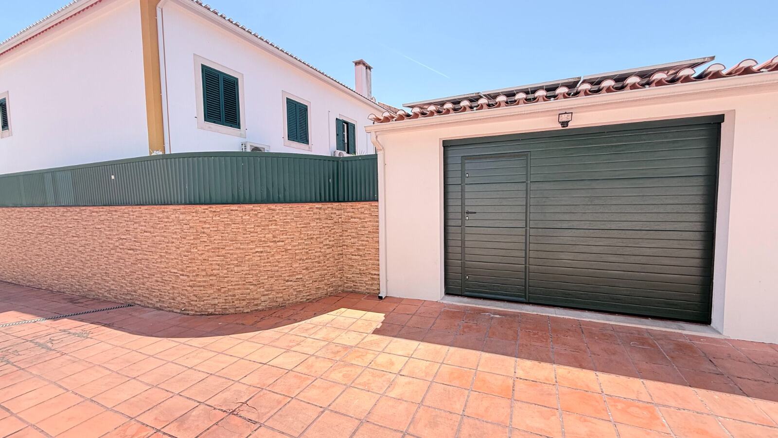 Portão de garagem instalado numa residência